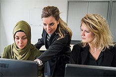 3 vrouwen achter PC