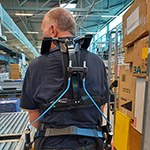 Medewerker met exoskelet